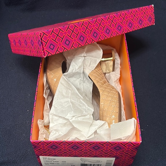 Tory Burch Cream Quilted Women's Shoes - Picture 8 of 8